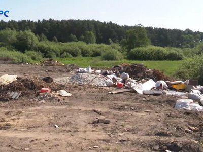 Комунальну ділянку при в’їзді в місто на Волині перетворили на сміттєзвалище