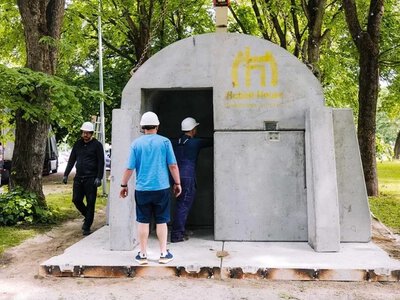 У Таллінні встановили перше в Естонії модульне укриття за українським зразком