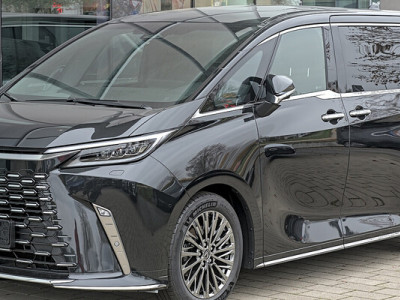 Хто з депутатів оформив Lexus за понад 5 млн грн на помічника