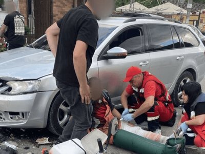 Авто побите, скутер на асфальті: чоловік травмував ноги в ДТП — PMG.ua