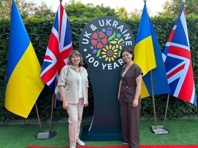 Учителька з Київщини відвідала прийом до дня народження короля Чарльза III в резиденції посла Британії