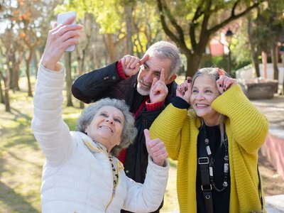 Як обрати мобільний тариф для літніх людей та захистити від прихованих витрат