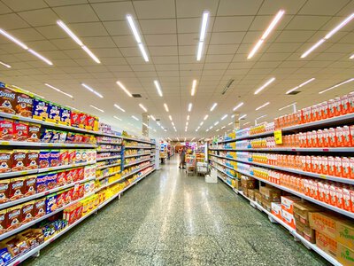 Українцям пояснили, хто платить за вкрадені товари в супермаркетах: відповідь здивувала