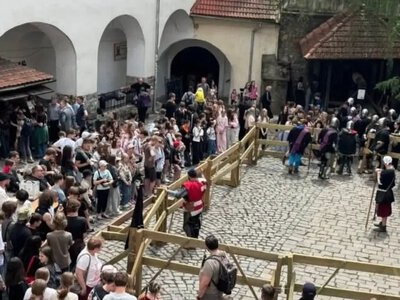 Лицарський турнір у Мукачівському замку «Паланок» зібрав понад 2,5 тисячі відвідувачів: скільки коштів передали ЗСУ (Фото)