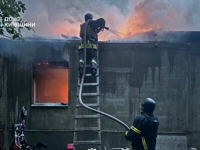Атака РФ на Київщину: пожежі та падіння уламків зафіксували у п'яти районах області