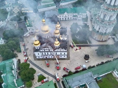 Росія вдарила по Києво-Печерській лаврі: вогонь охопив Успенський собор - На пенсії