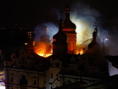 Пожежа в лаврі, загиблі та десятки поранених: наслідки нічного обстрілу України