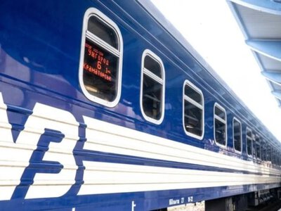 Зміни в графіку «Укразлізниці» через обстріли: які поїзди курсують із запізненням та що відомо про рейси