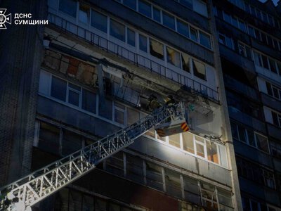 Під загрозою повторної атаки: як рятувальники працювали на місці влучання в Сумах + Відео