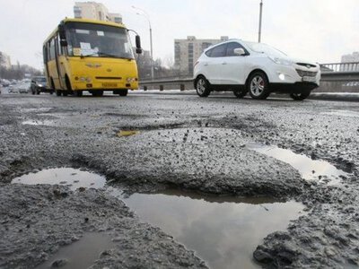 Водіям нагадали, хто відповідає за пошкодження авто через ями на дорогах