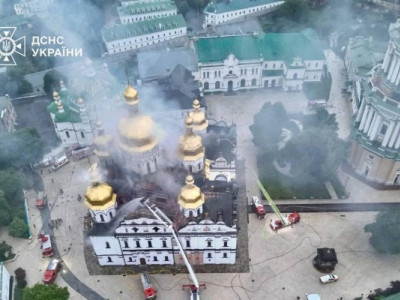 росія атакувала Київ: через пряме влучання в Києво-Печерську лавру сталась масштабна пожежа