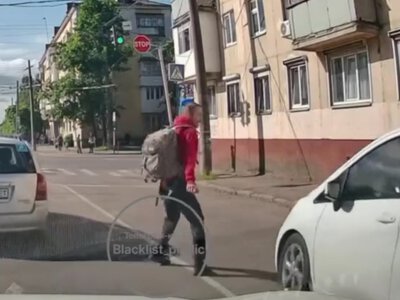 У Житомирі пішохід ледь не потрапив під колеса автівки і влаштував скандал водієві. ВІДЕО