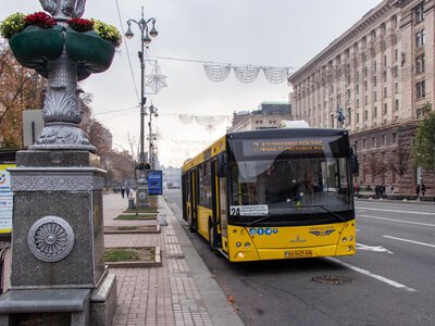 Після ворожого обстрілу громадський транспорт у Києві курсує зі змінами