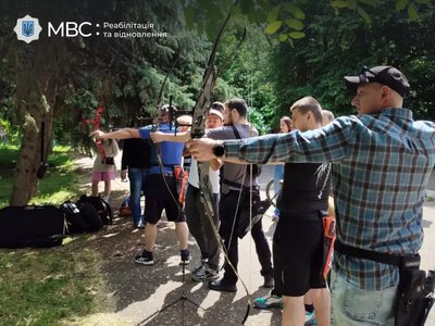 Стрільба з лука як шлях до відновлення: в Одесі реабілітують захисників системи МВС
