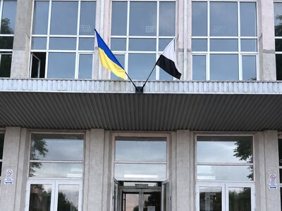 На вокзалі Кам’янського замайорів Прапор Надії: історія символу, який не залишає байдужим