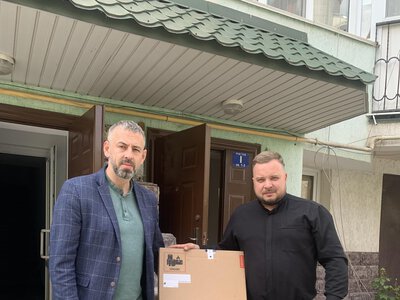 Ноутбук та EcoFlow: тернопільські волонтери підтримали військових капеланів