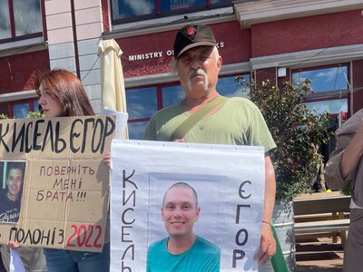 «Світ має діяти»: у Києві провели акцію на підтримку цивільних полонених