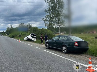 ДТП на Прикарпатті: один з автомобілів злетів у кювет