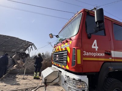 Окупанти вдарили по Запоріжжю та Комишувасі під час видачі гуманітарної допомоги, є поранені...