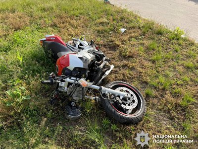 У Хмільнику п’яний мотоцикліст врізався в паркан: 16-річну пасажирку госпіталізували