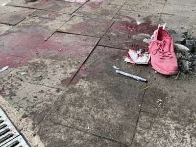 Ворог вдарив дроном біля супермаркету в Херсоні, постраждали цивільні