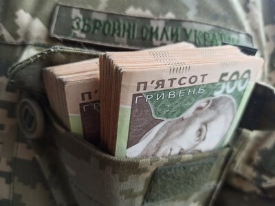Кабмін затвердив нові зарплати та бонуси для військових
