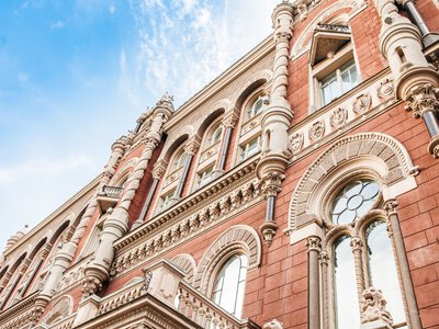 НБУ різко збільшив валютні інтервенції: продаж валюти зріс більш ніж на 50% за тиждень