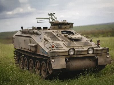 Латвійський міністр оборони передав Україні 14 бронемашин для підтримки військових сил