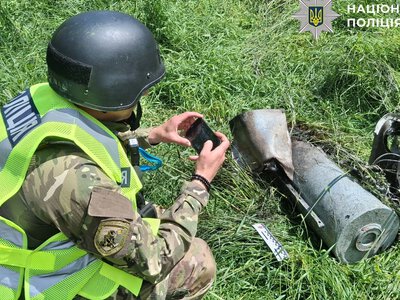 Поліція знайшла бойову частину російського дрона неподалік дороги в Києві