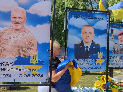 На Алеї Слави в Малому Кучурові відкрили нові банери на честь захисників України (відео)