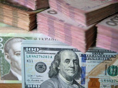 «Білі» проти «синіх»: у ПриватБанку показали різницю між старими та новими доларами й нагадали правила обміну