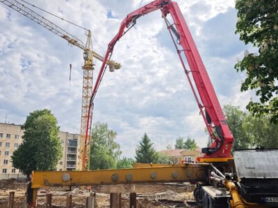 У Гостомелі триває будівництво нового житлового кварталу на місці зруйнованих війною будинків