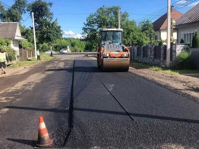  На Ужгородщині ремонтують дороги одразу на кількох напрямках 