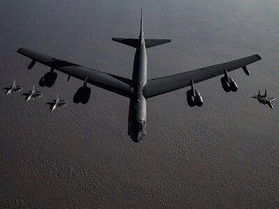 Трагедія на авіабазі Едвардс: у США розбився стратегічний бомбардувальник B-52, усі вісім осіб на борту загинули