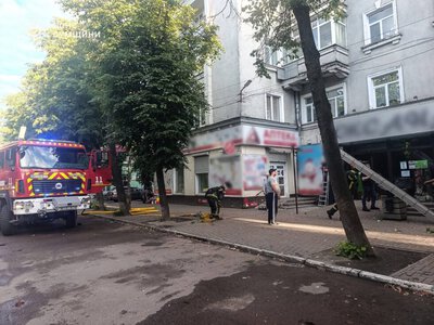 У Шостці внаслідок ворожої атаки постраждали мати з дитиною: рятувальники ліквідували наслідки удару