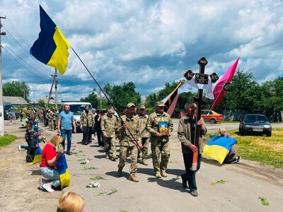 Кролевецька громада провела в останню путь земляка-захисника Романа Петрєєва