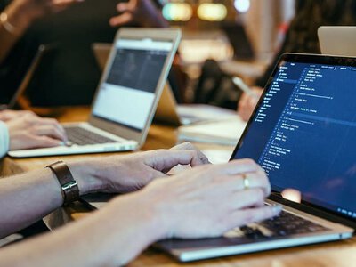 Не кодом єдиним: що насправді робить Senior DevOps у великих міжнародних проєктах