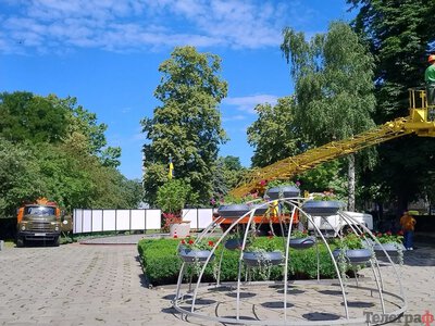 Фотофакт: у Кременчуці на Алеї Надії встановили стенди та прапор