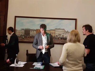 Скандальний активіст уник покарання за облиття фарбою посадовці