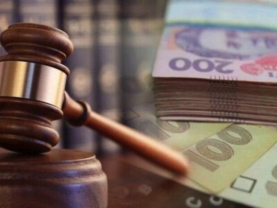 Виписала собі 150 тисяч гривень премій: на Прикарпатті справа посадовиці дійшла до суду