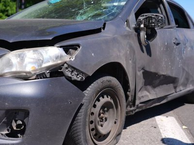 Атака РФ на Запоріжжя: БпЛА влучив в авто біля ТЦ, є постраждалі