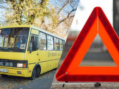Шкільний автобус зіткнувся з вантажівкою на Львівщині: постраждали жінка та дитина