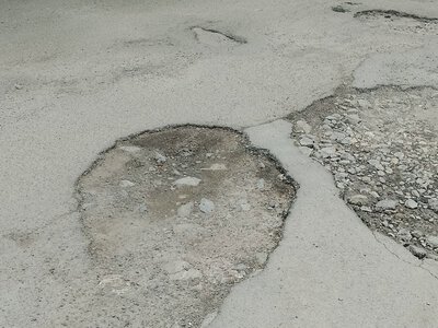 Розбиті дороги на Крошні: житомиряни скаржаться на ями біля котельні, влада обіцяє ремонт у липні