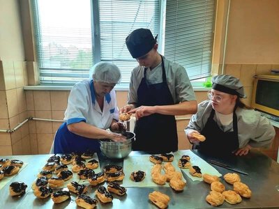 Безбар’єрність у дії: на Закарпатті студенти з особливими освітніми потребами опановують професію кондитера