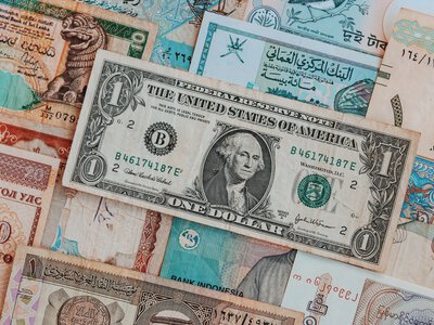 Чи варто сьогодні купувати долар в Україні: поради експертів