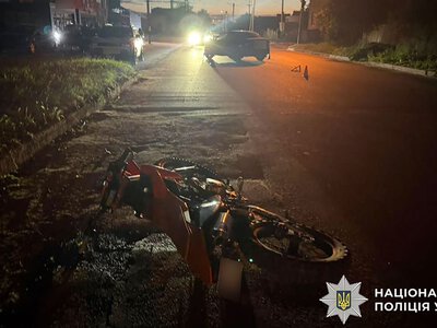 У Лубнах зіткнулися автомобіль та мотоцикл: у лікарні опинилася 15-річна пасажирка двоколісника