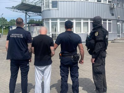 Зі Словаччини на Прикарпаття екстрадували організатора банди, яка пограбувала підприємця на фейковому блокпості