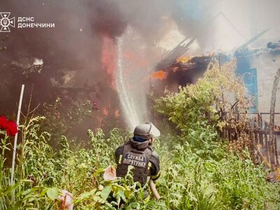  У Білозерському російський дрон підпалив житловий будинок: рятувальники були змушені перервати гасіння через загрозу повторного удару 