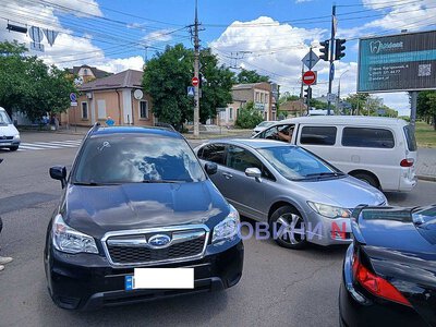 Subaru врізався в Honda при повороті: у центрі Миколаєва утруднений рух