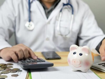 Зарплата директора 30 тисяч, а скільки отримує сімейний лікар?